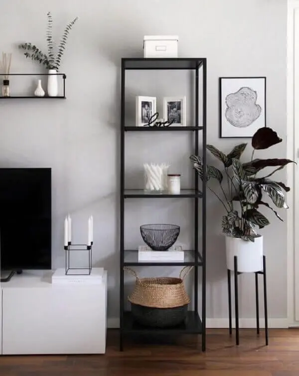 Decoração minimalista com estante de vidro estreita. Fonte: Petra Taguls
