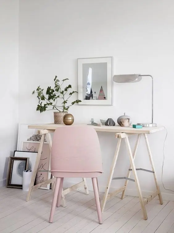 Decoração minimalista com mesa cavalete simples