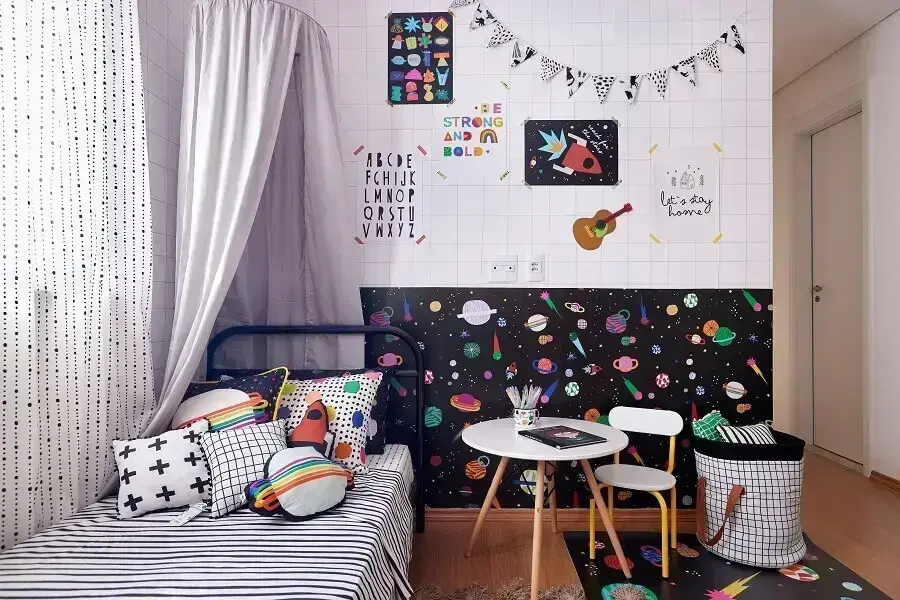 Decoração preto e branco para quarto infantil com papel de parede da galáxia Foto Marcos Fertonani para MOOUI 
