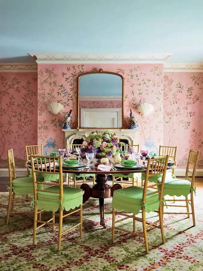 Decoração vintage para sala de jantar com cadeira verde e papel de parede rosa Foto Pinterest