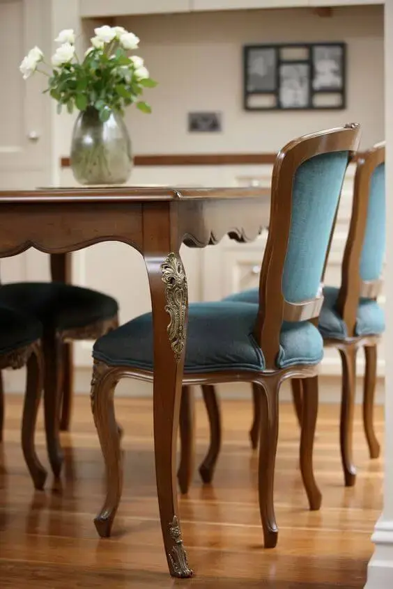 Detalhes da mesa provençal de madeira com cadeira azul