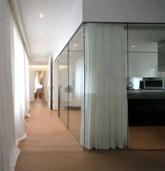 Divisória de vidro para escritório com cortinas para fechar o espaço