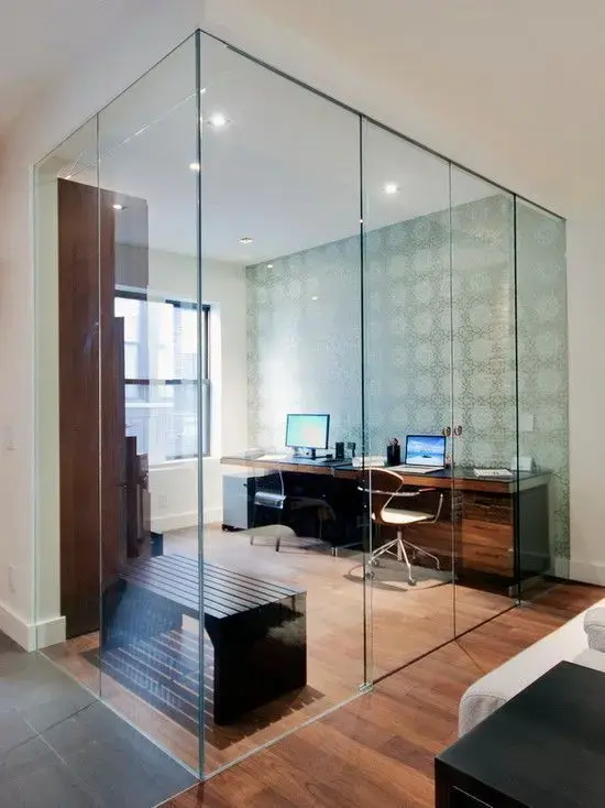 Divisória para escritório de vidro com mesa de escritório de madeira