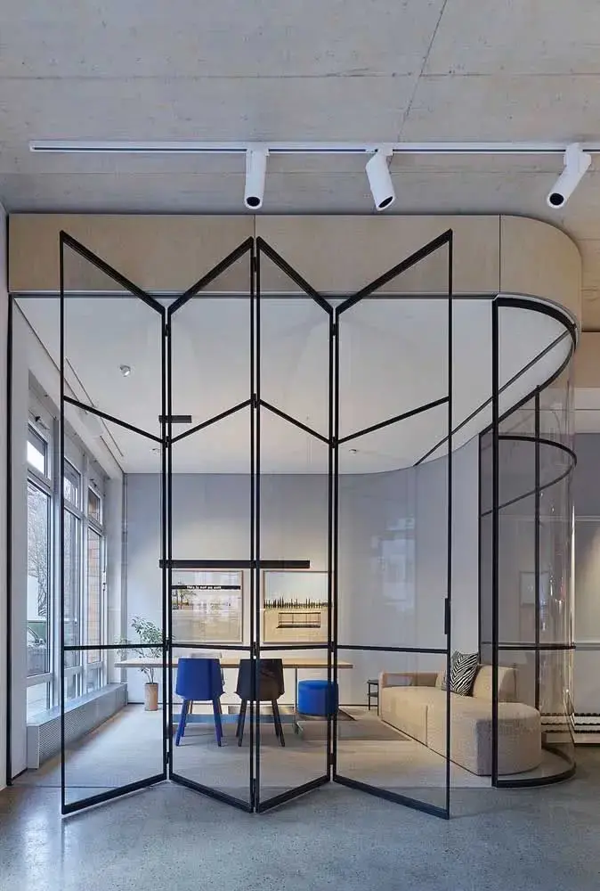 Divisórias de escritório com portas camarão de vidro