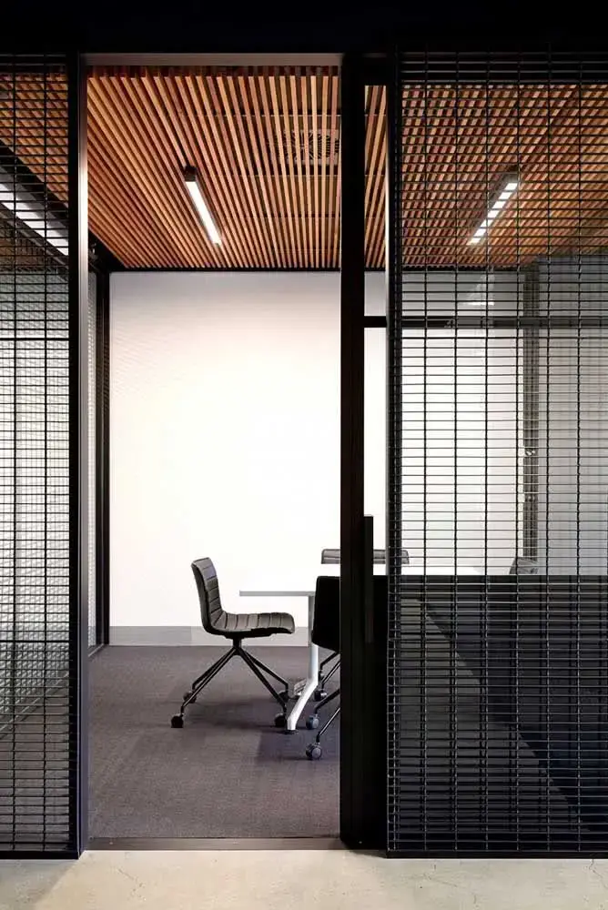 Divisórias de ferro para escritório moderno com cadeiras confortáveis