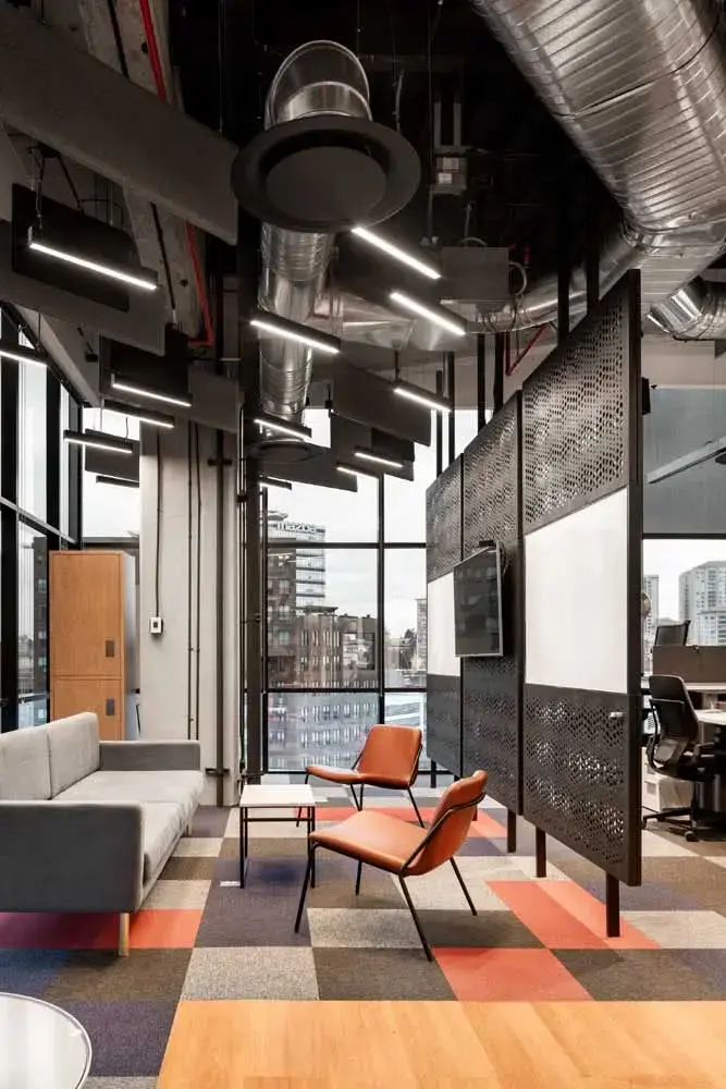 Divisórias para escritório moderno decorado em tons de cinza e laranja