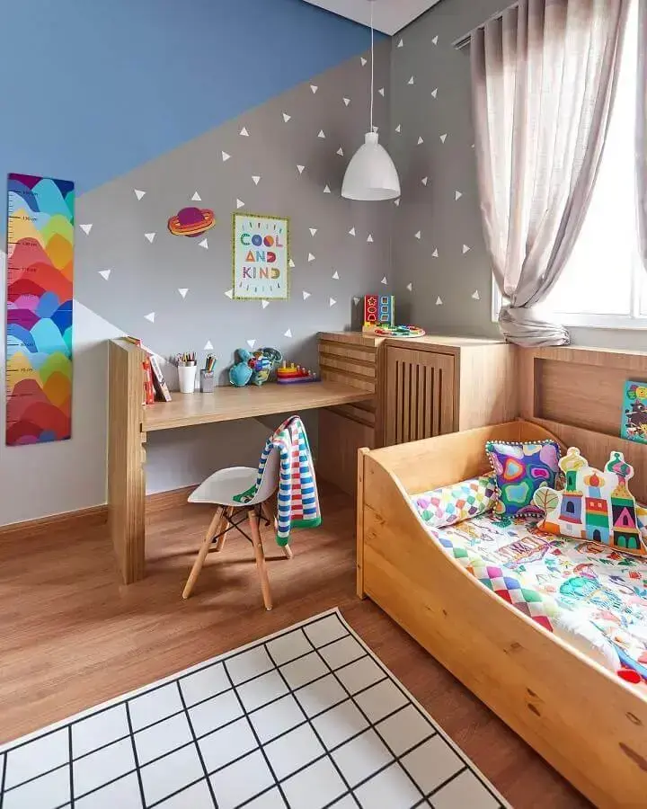 Escrivaninha de madeira para quarto infantil decorado com parede geométrica e tapete quadriculado Marcos Fertonani para MOOUI 