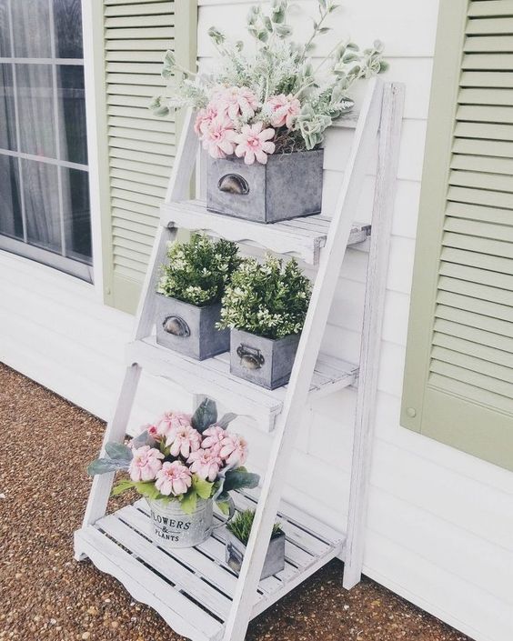  Estante cavalete branca para jardim decorado com flores