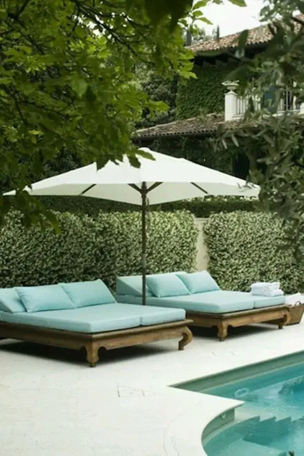 Guarda sol para piscina com sofás confortáveis