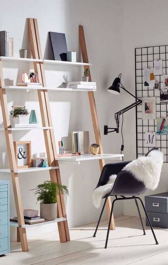 Home office com estante cavalete e escrivaninha