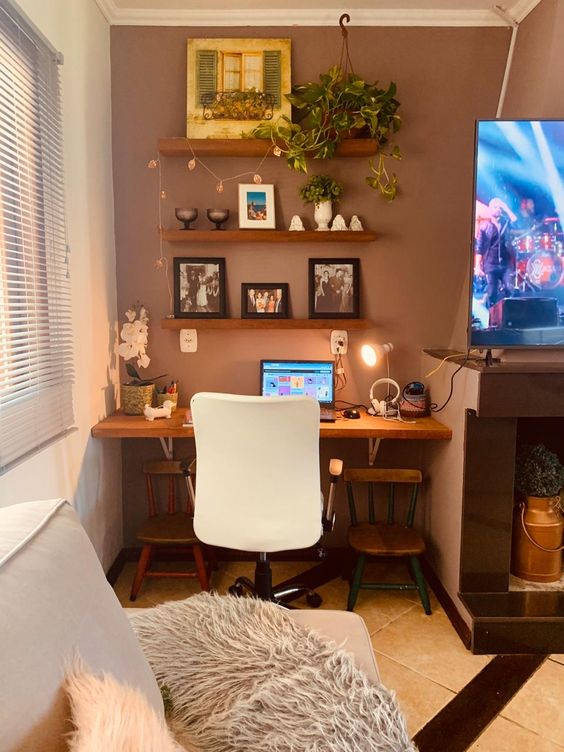 Home office na sala com escrivaninha de madeira