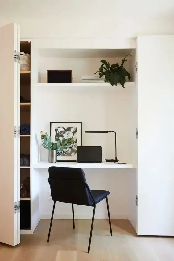 Home office na sala de estar planejada com armário branco