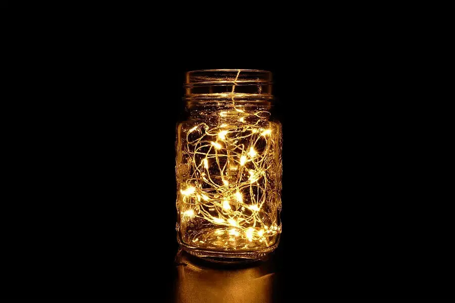 Ideia simples de luminária com potes de vidro e luzinhas Foto istockphoto