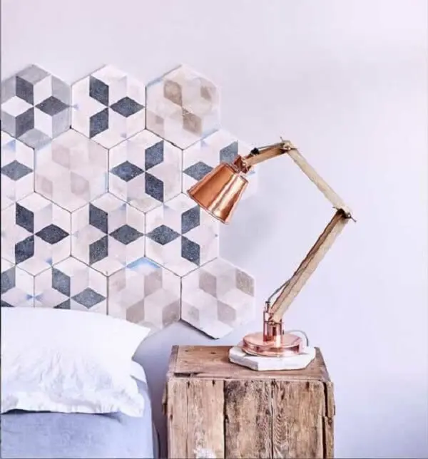 Já pensou em fazer uma cabeceira de cama com peças cerâmicas Olha o resultado! Fonte: Pinterest