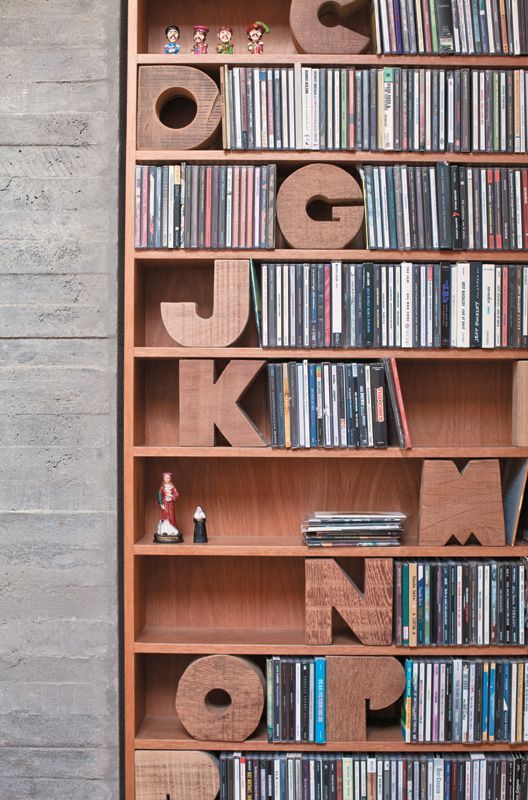 Letras de madeira para organizar os cds da estante