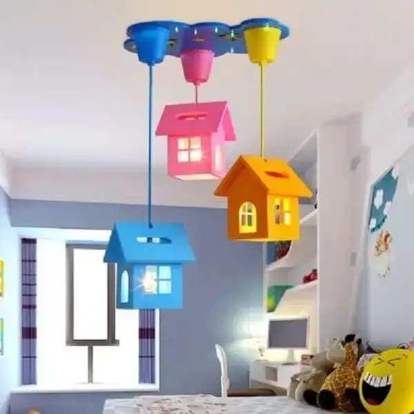 Luminária infantil em formato de casinha para quarto de crianças
