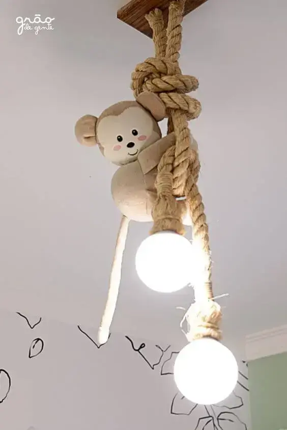 Luminária infantil com macaco e corda