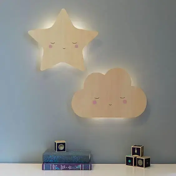 Luminária infantil em formato de estrela e nuvem 