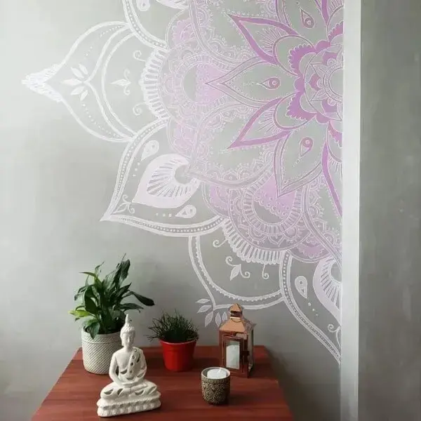 Mandala pintada na parede complementa a decoração indiana do ambiente. Fonte: Soffitto Arquitetura