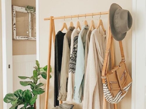 Mantenha sua arara de roupas de madeira sempre organizada. Fonte: Pinterest