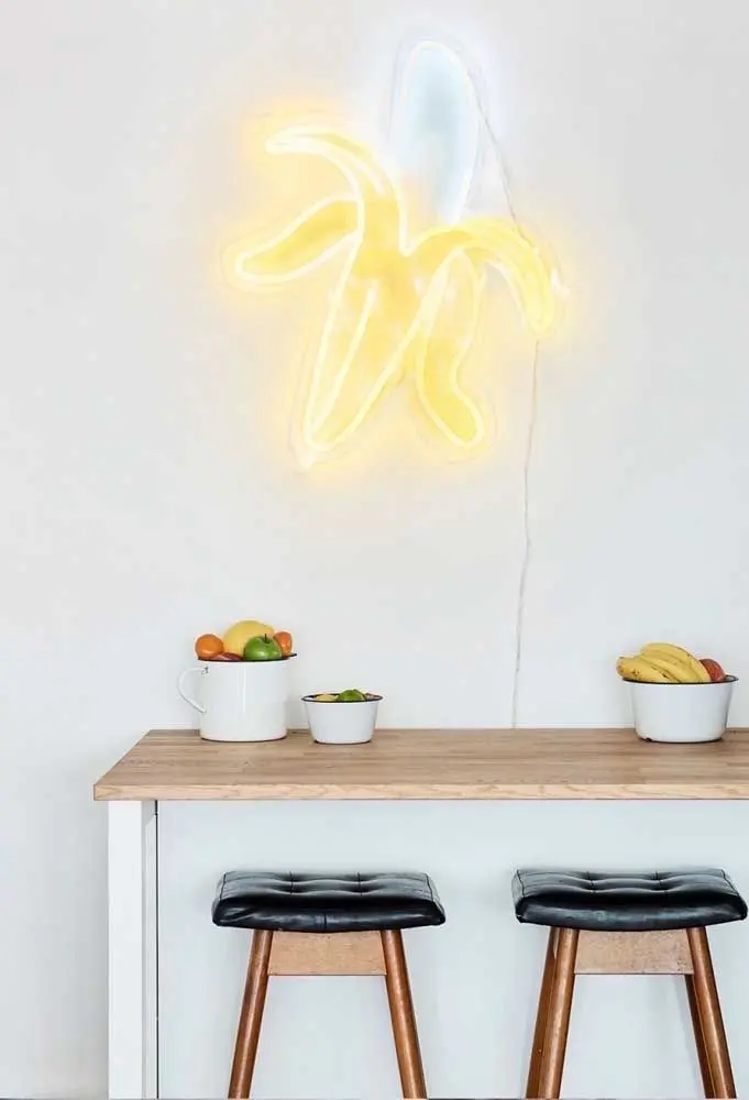 Mesa de cozinha decoração com iluminação neon