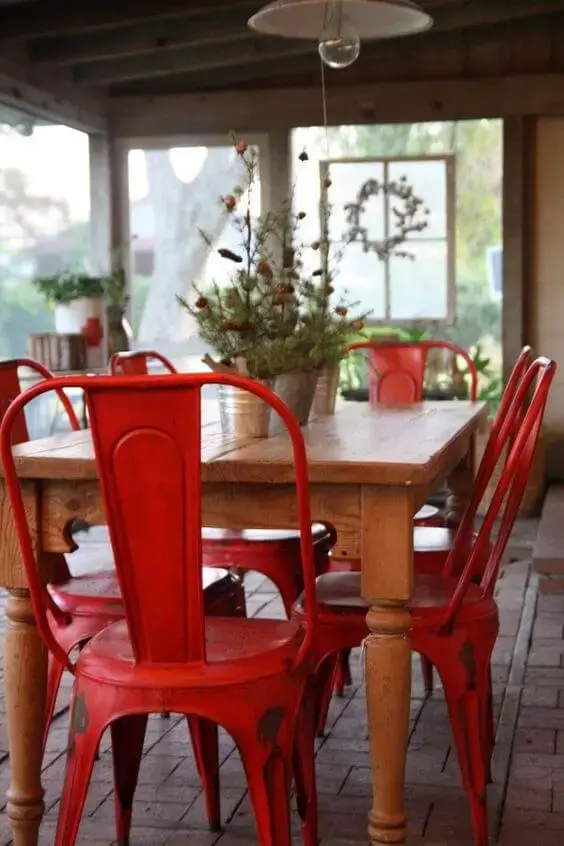 Mesa de jantar com cadeira vermelha e decoração moderna