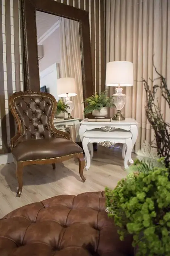 Mesa provençal de canto branca para sala de estar rústica com poltrona de couro marrom