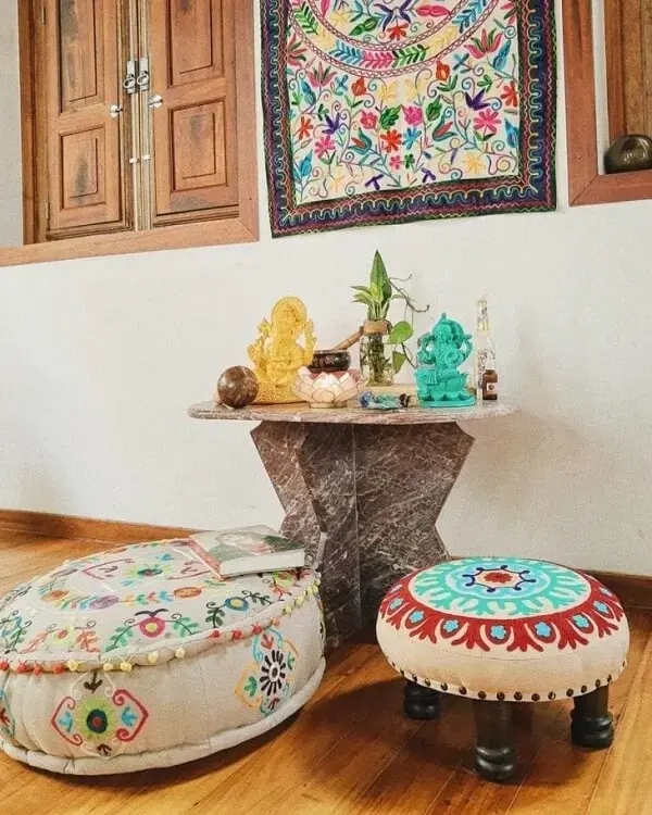 Mini altar indiano para orações e meditações. Fonte: Casa Alma Studio