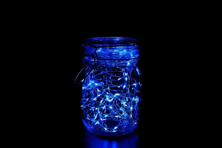 Modelo de luminária colorida feita com pote de vidro e luz azul Foto istockphoto