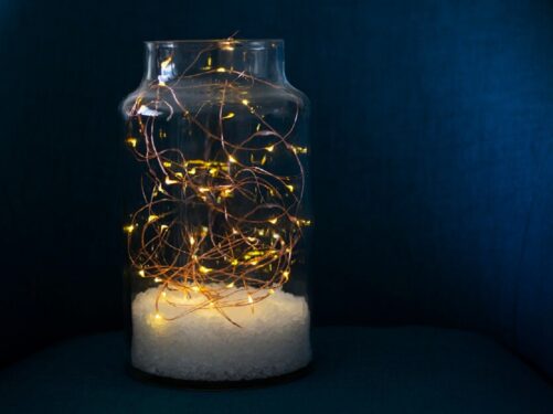 Modelo delicado de luminária com pote de vidro Foto istockphoto