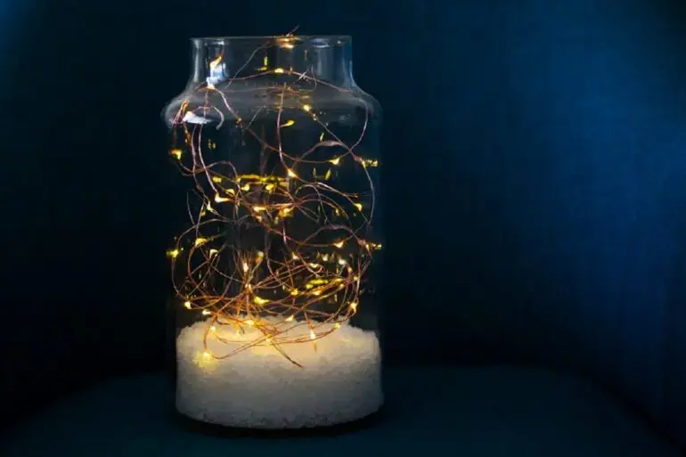 Modelo delicado de luminária com pote de vidro Foto istockphoto