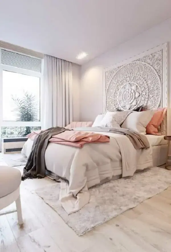 Na decoração indiana de quarto a mandala pode ficar exposta na cabeceira da cama. Fonte: Pinterest