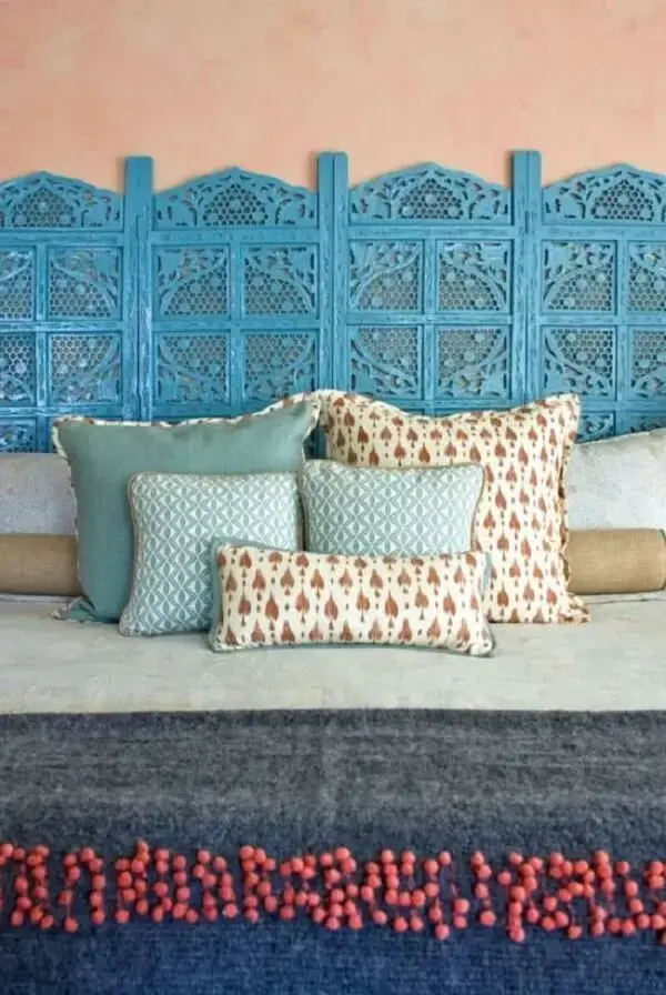 Na decoração indiana deste quarto o biombo de madeira azul virou cabeceira da cama. Fonte: Pinterest