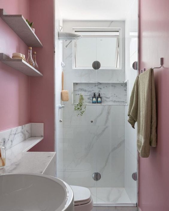 Nicho de embutir para banheiro com marmore e pintura cor de rosa