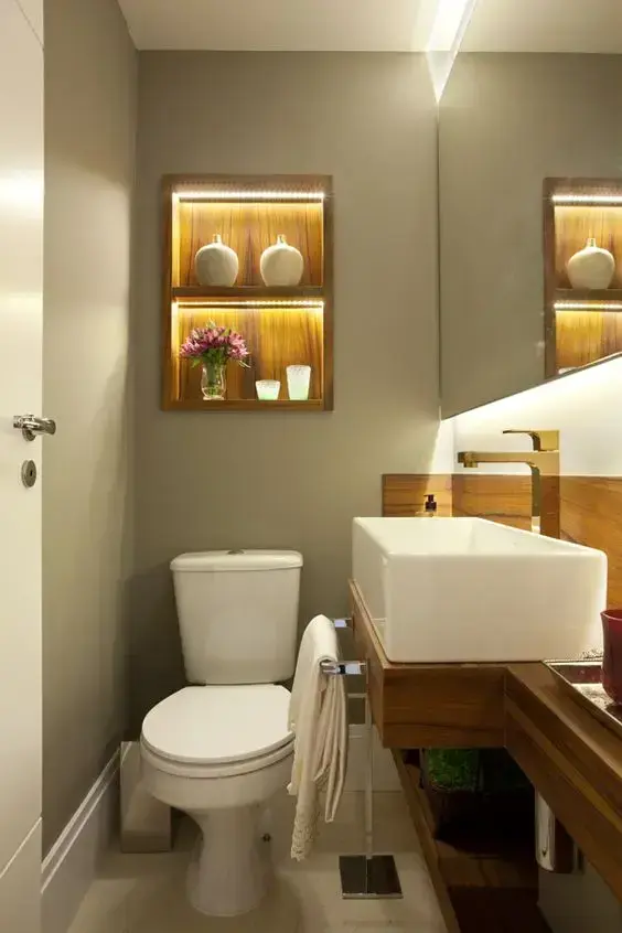 Banheiro com nicho de embutir de madeira