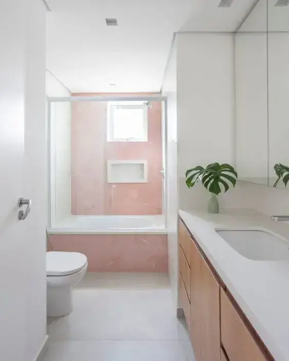 Nicho de embutir para banheiro rosa com móveis de madeira