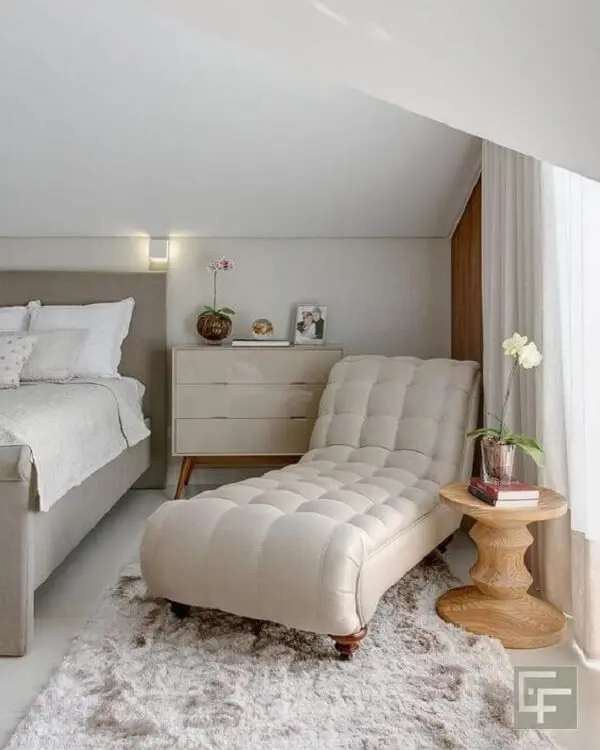 O divã poltrona pode ficar posicionado próximo a cama no dormitório. Fonte: Pinterest