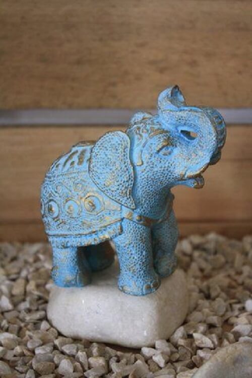 O elefante decorativo indiano azul traz um toque de cor para o ambiente. Fonte: Alma Livre Store