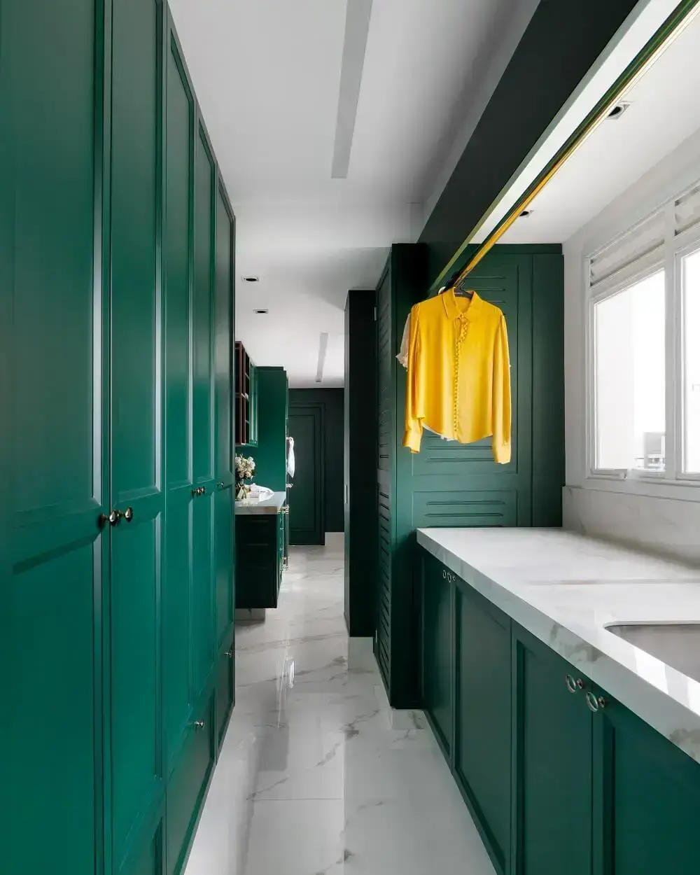 O espaço contava com a presença de uma cozinha-corredor que levava até a lavanderia do imóvel. Foto: Fellipe Lima