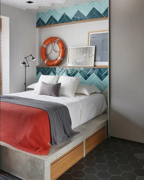 O revestimento cerâmico colorido traz um toque de cor para o dormitório. Fonte: Mandril Arquitetura