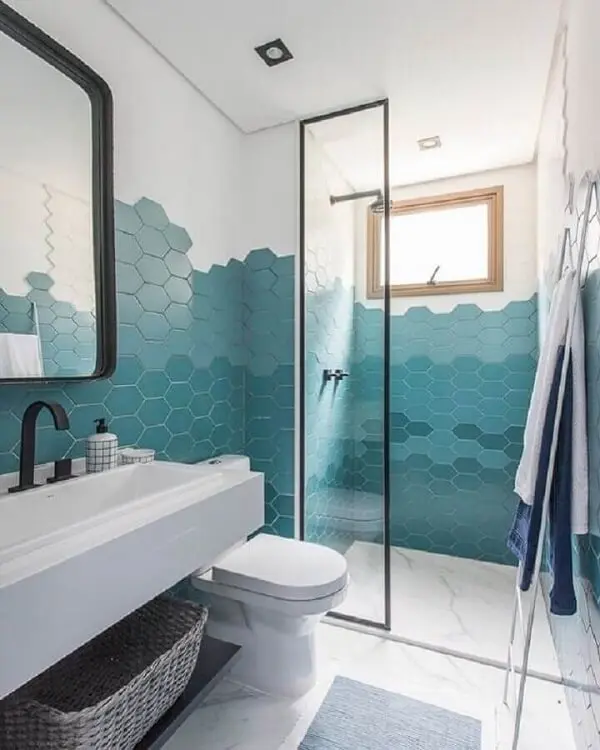 O revestimento cerâmico hexagonal pode preencher parcialmente a parede do banheiro. Fonte: Decor Salteado