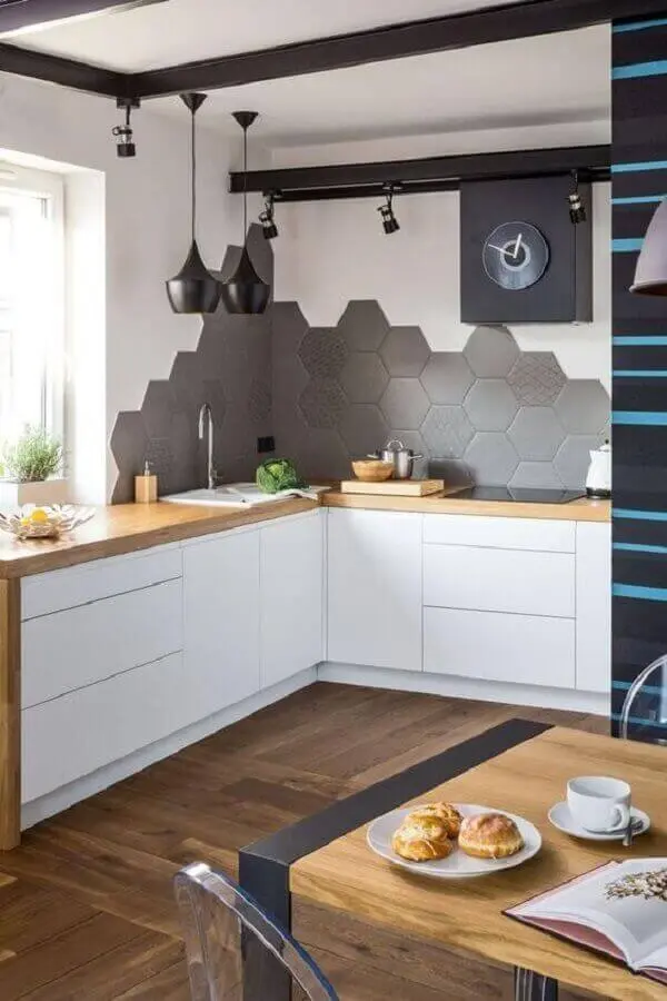 O revestimento cerâmico hexagonal reveste parcialmente a parede da cozinha. Fonte: Pinterest