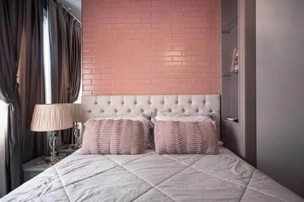 O revestimento cerâmico rosa traz um toque delicado para a decoração do quarto feminino. Fonte: Pinterest