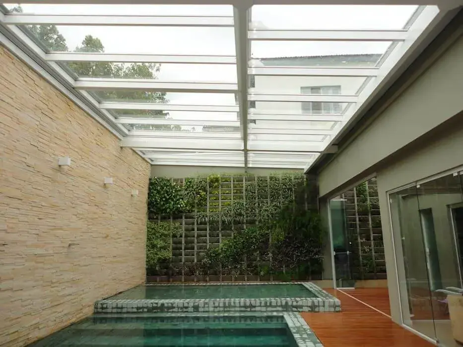 O revestimento verde para piscina traz um toque especial para a área de lazer. Fonte: Revista Viva Decora