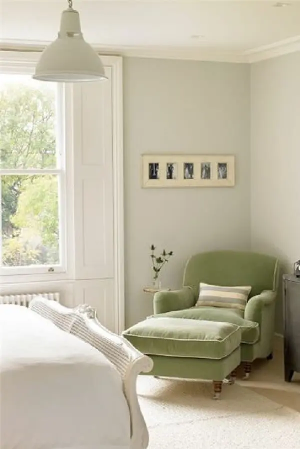 O verde da poltrona divã traz um charme especial para o quarto. Fonte: Pinterest