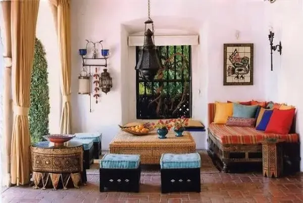 Os móveis baixos também estão presentes no estilo de decoração indiana. Fonte: Pinterest