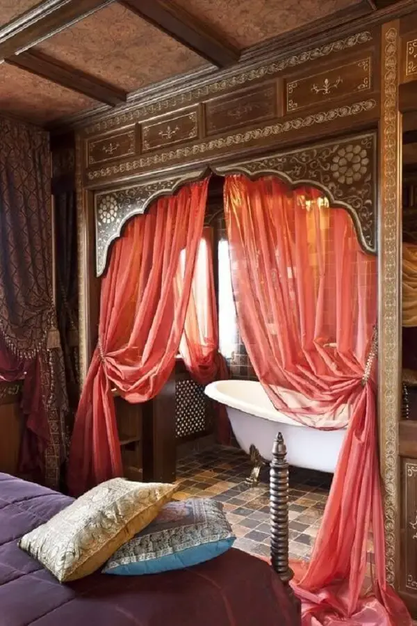 Os tecidos leves da decoração indiana separam os ambiente de quarto e banheiro. Fonte: Pinterest