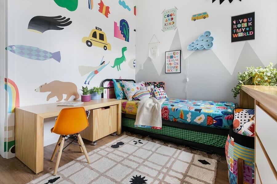 Papel de parede de bichinhos para quarto de criança decorado com escrivaninha de madeira Foto Renata D’Almeida para MOOUI 