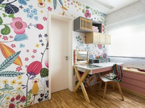 Papel de parede floral para cantinho de estudos infantil Foto MOOUI