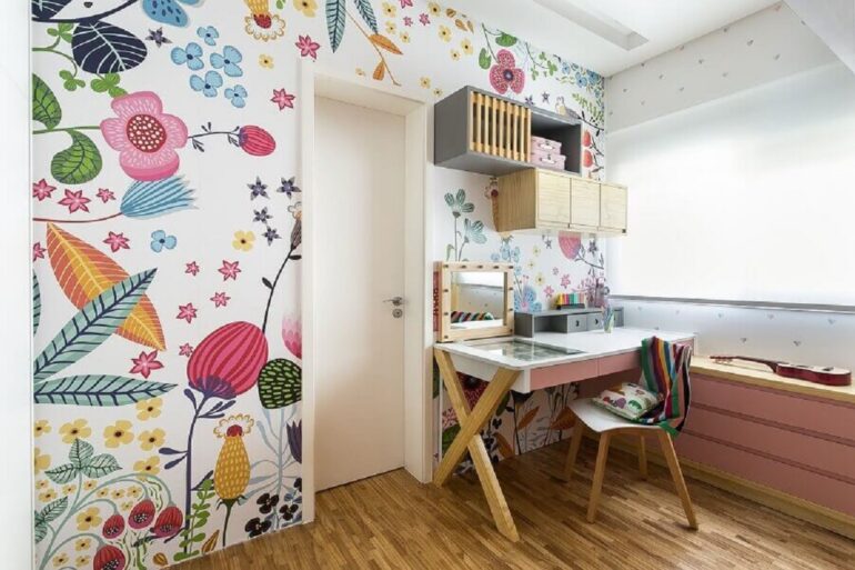 Papel de parede floral para cantinho de estudos infantil Foto MOOUI